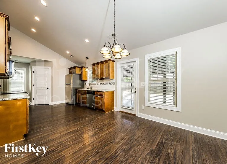 621 Dobson St — Photo 4