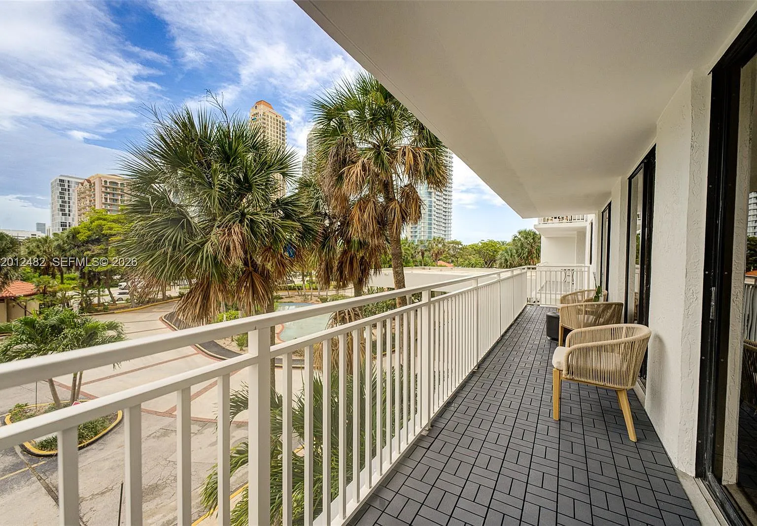 Winston Towers 600 Condo — Photo 3