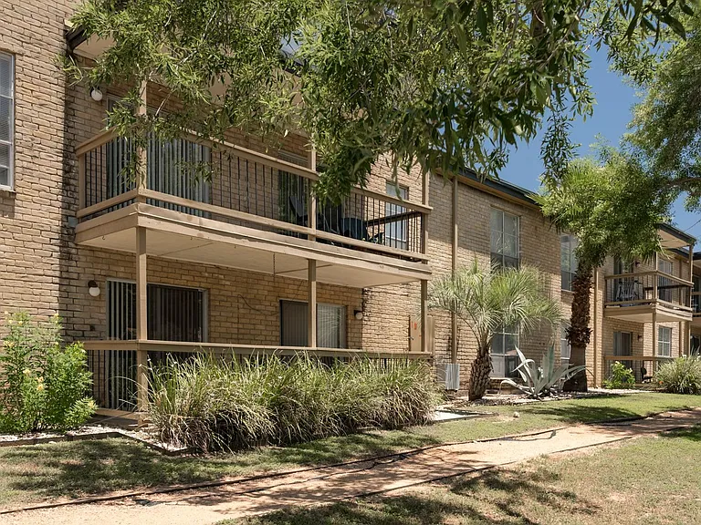 Oak Park Apartments — Photo 27