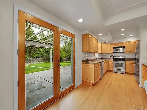 960 Garrison St — Photo 6