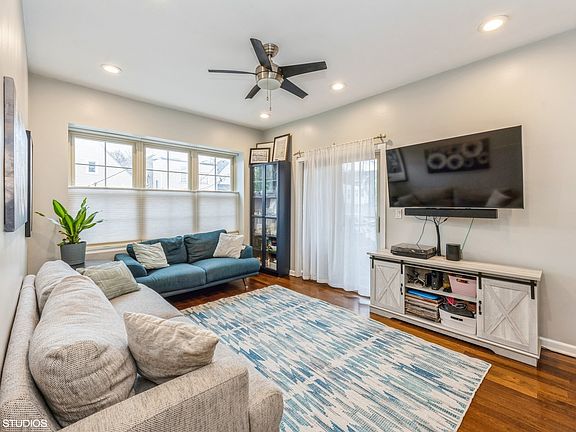 4th image of 3549 W Belle Plaine Ave #1W