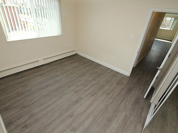 4th image of 136 N Lincoln St