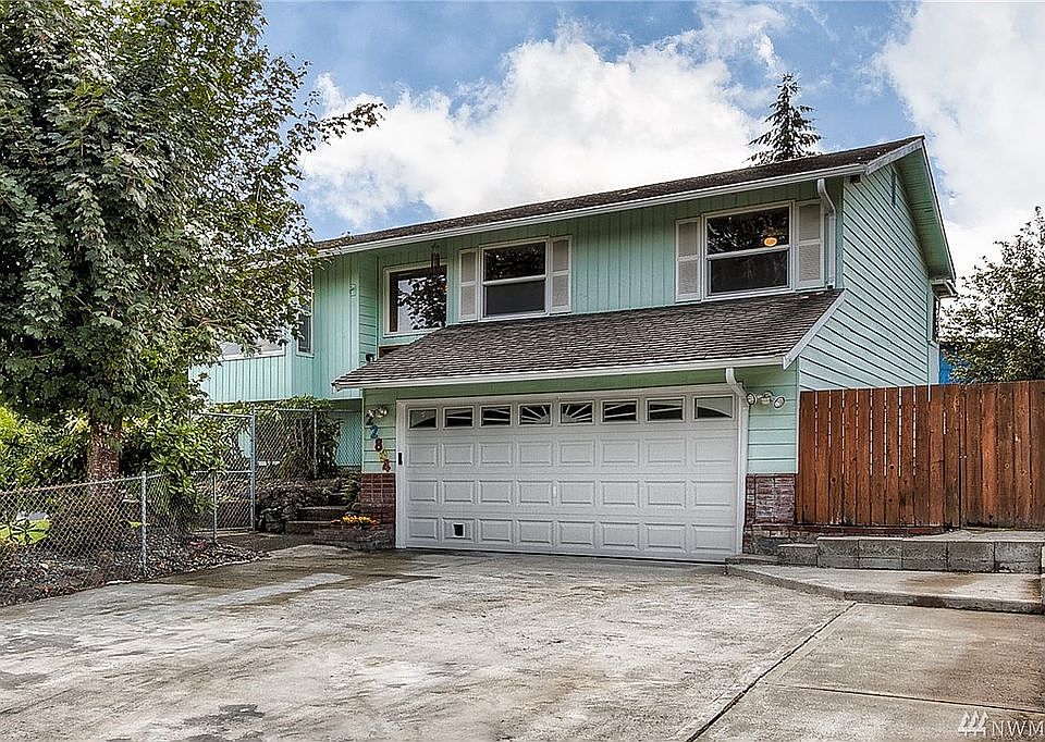 Welcome home! Bright & light, squeaky clean and ready for it's new owners! Room for everyone on a great corner lot! 