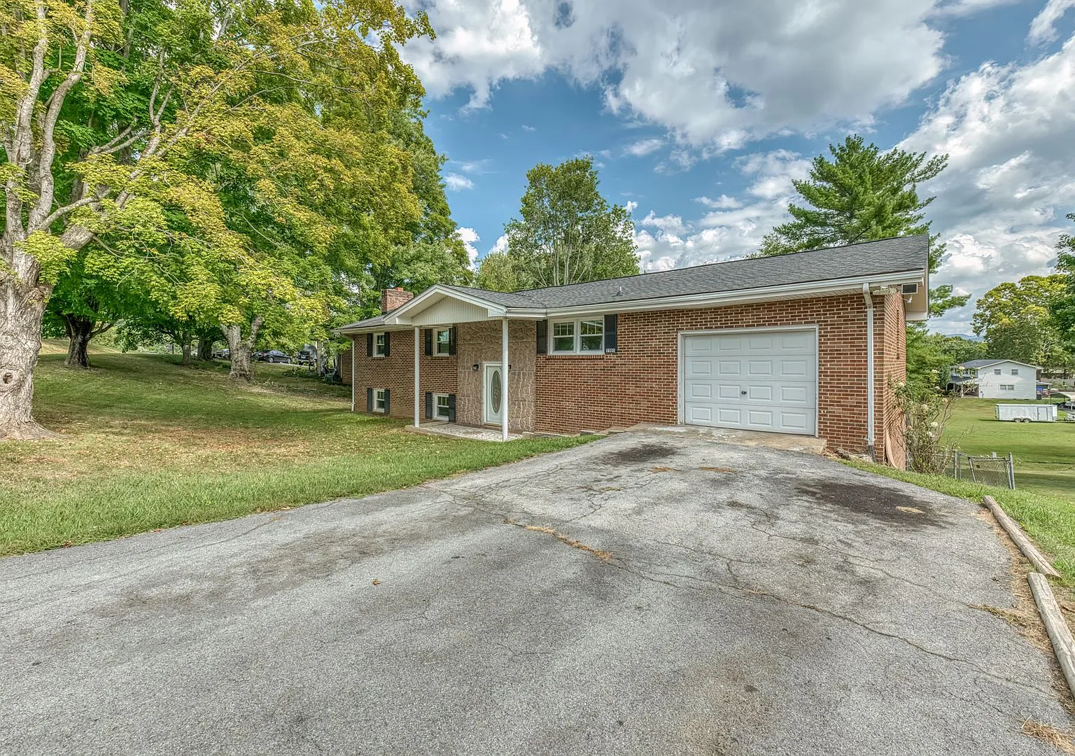 4 bedroom / 2.5 bath home Johnson City TN — Photo 3