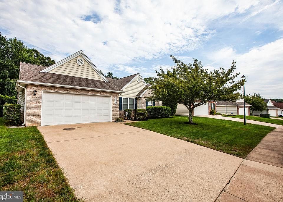 Great location !  5 minutes to I-95 & Central Park