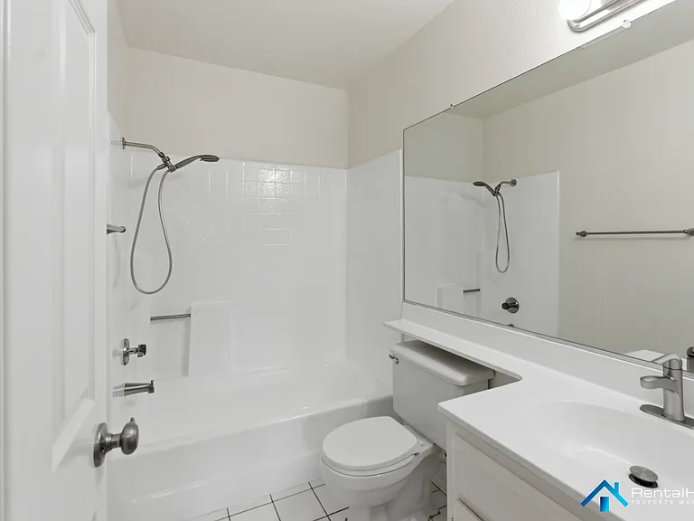 424 Oak St #330 — Photo 19