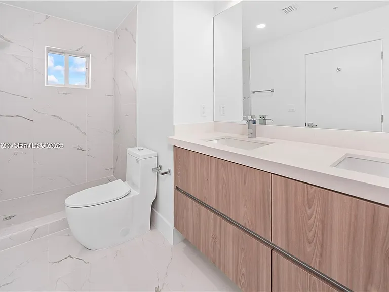 32 NW 14th Ave #3 — Photo 9