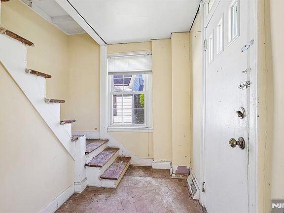 3rd image of 162 Chestnut Street