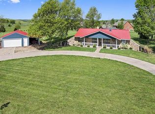 19519 Tonganoxie Dr, Tonganoxie, KS 66086