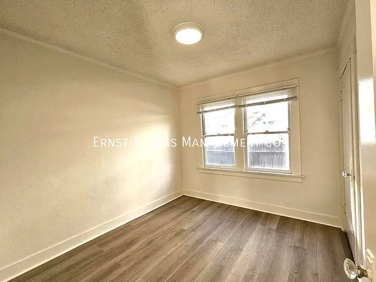 1145 Linden Ave — Photo 8