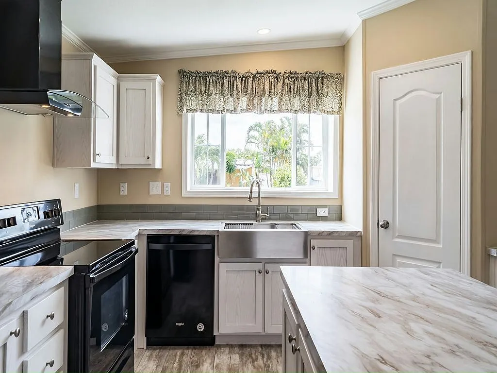 3 bed, 2.0 bath, 1356 sqft, $1,849 — Photo 2