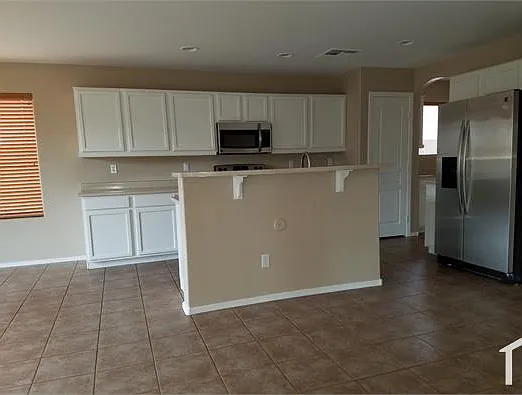 4 bed, 2488 sqft, $2,800 — Photo 3