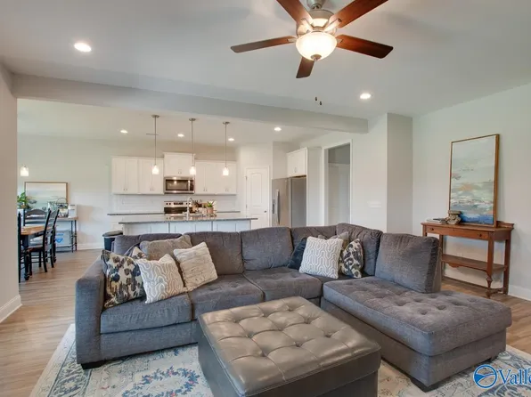 71 Yorkshire Ln, Decatur, AL 35603