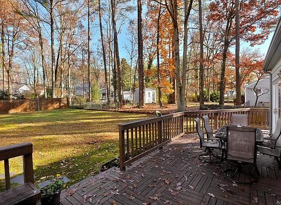 3rd image of 807 Farnwood Dr