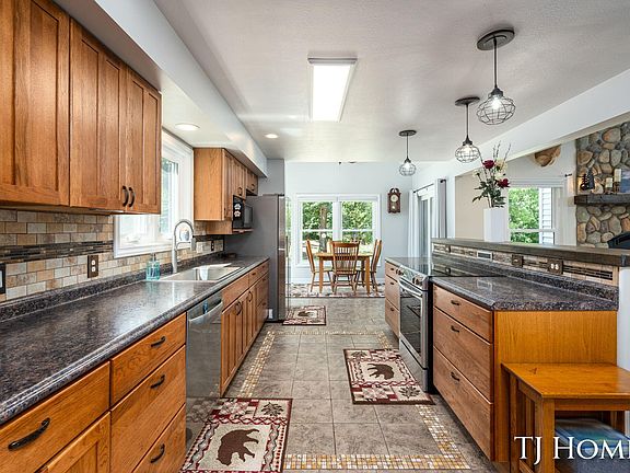 2nd image of 176 109th Ave