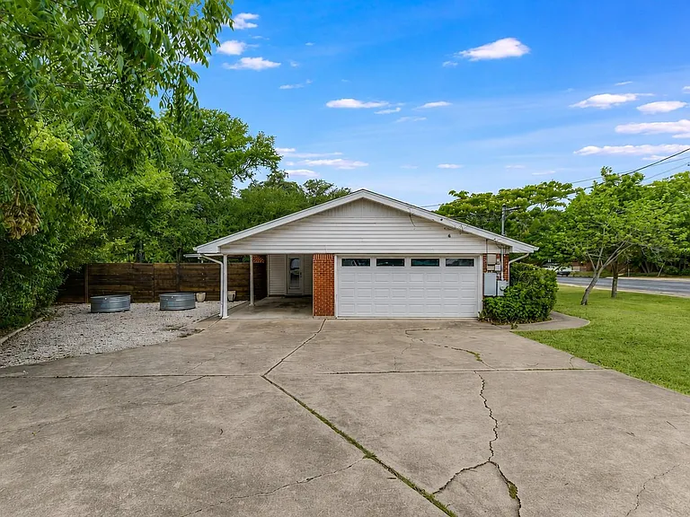 2501 Hancock Dr — Photo 3