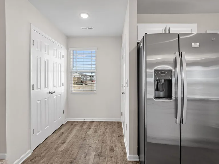 1012 Peony Ln — Photo 2