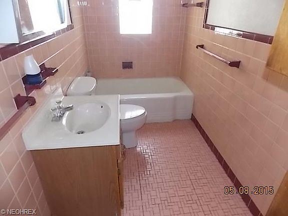 4th image of 660 E 250th St