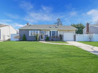 819 N Clinton Ave, Lindenhurst, NY 11757
