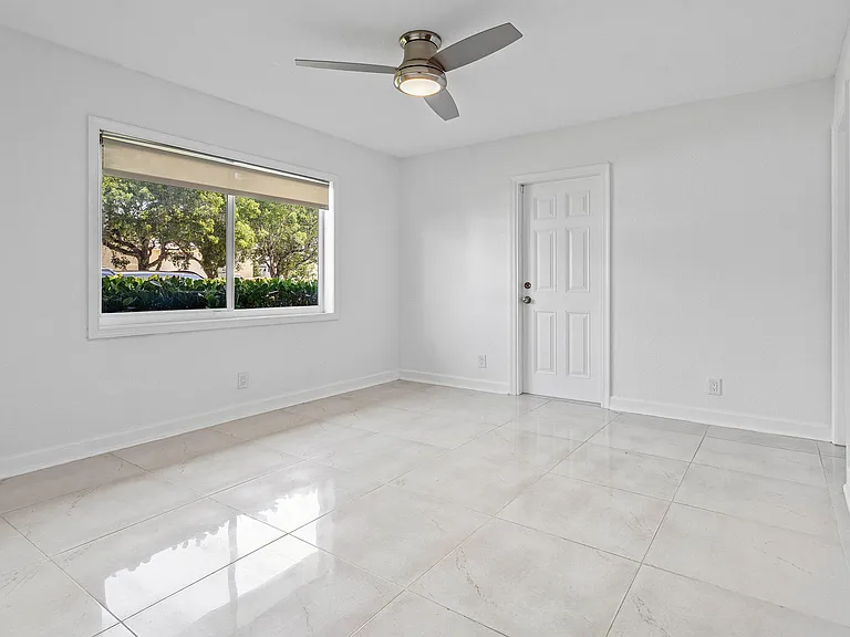 231 SW 6th St — Photo 16