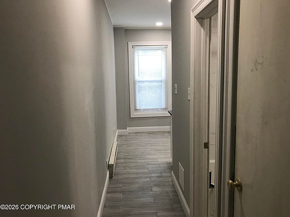 4th image of 406 Linden St