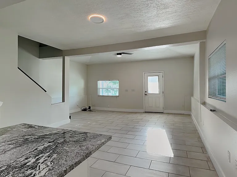 3801 1/2 W Palmira Ave — Photo 5