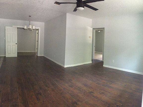 3rd image of 910 E Knollwood St