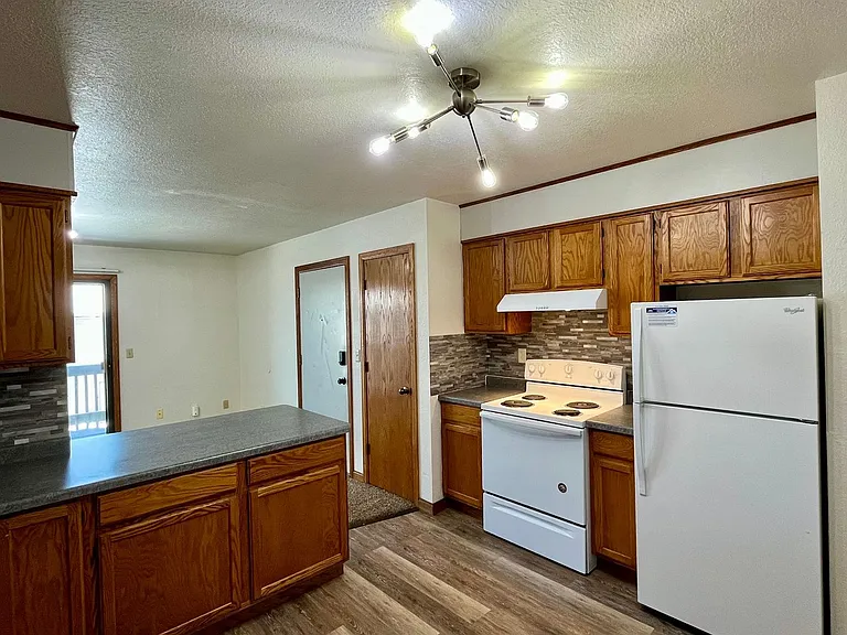 1216 N Point Dr — Photo 2