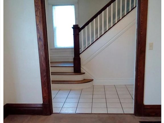 4th image of 106 Vine St