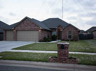 1921 NE 31st St, Moore, OK 73160