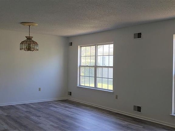4th image of 604 Bedford Ln