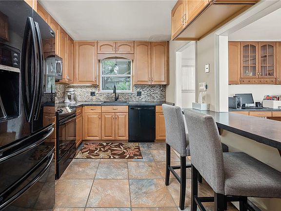 5th image of 2439 W Congress St