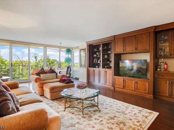 1 Claridge Dr #427, Verona Twp., NJ 07044