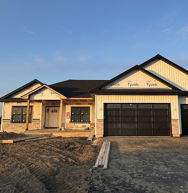 1st image of 526 Creekside Cir