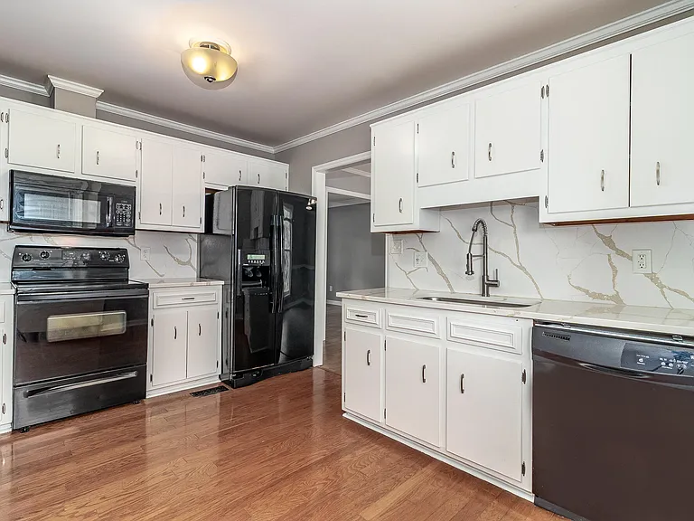 3844 Creek Ct — Photo 6