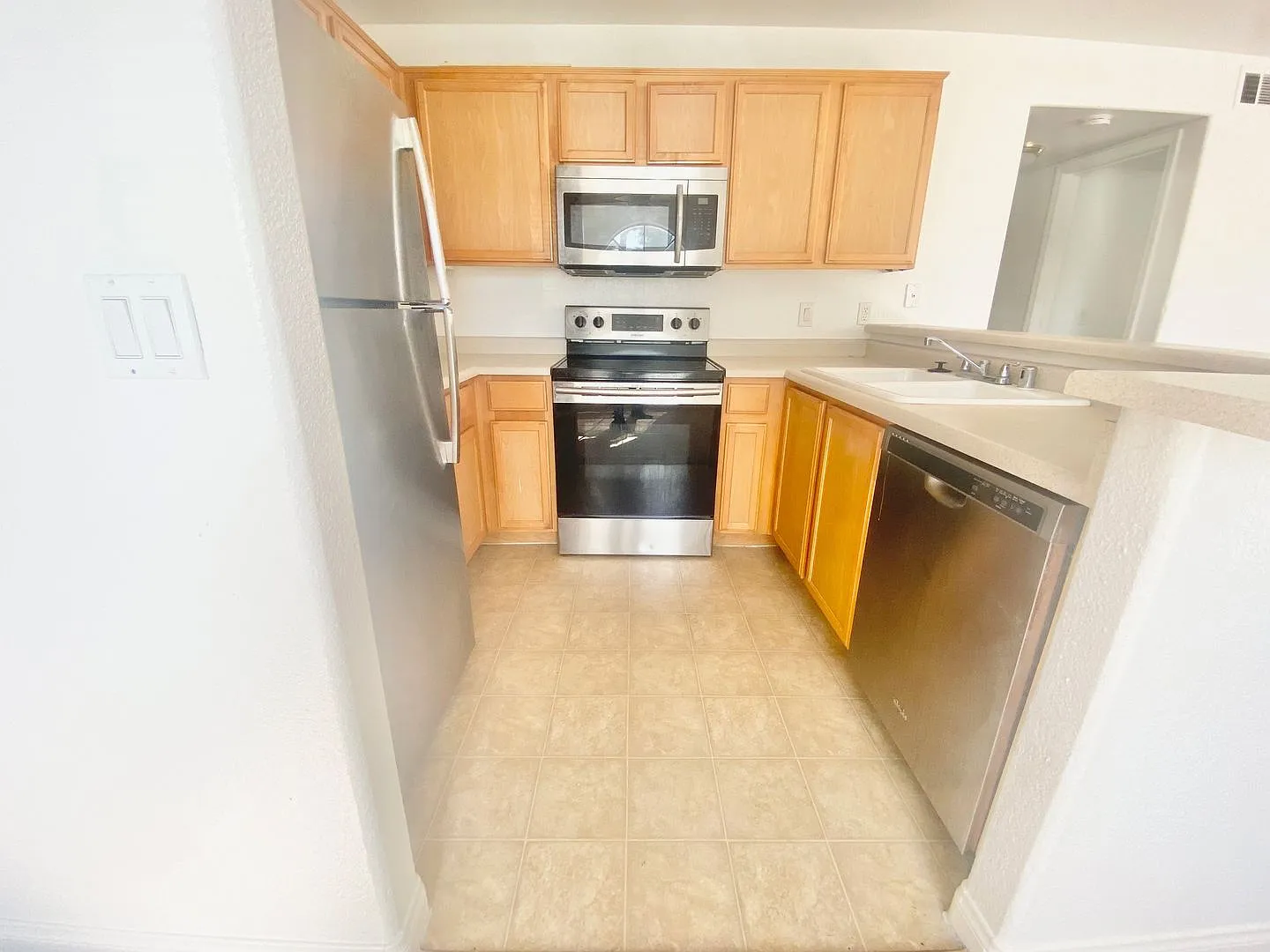 2 Bedroom /2 Bath Condo Unit Located In A Gated Community , W/ Community Pool! — Photo 4