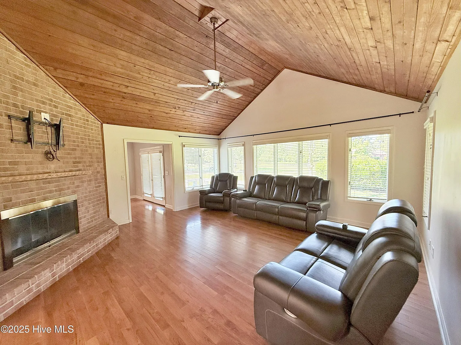 3 bed, 2.5 bath, 2141 sqft, $2,600 — Photo 3