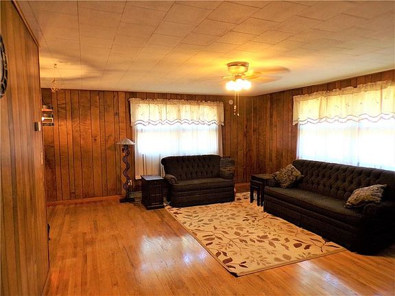 5th image of 136 Valley Dr