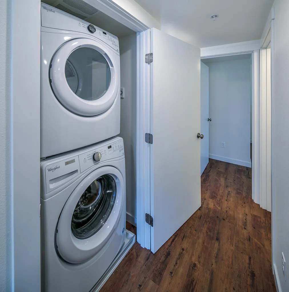 3 bed, 836 sqft, $2,525 — Photo 3