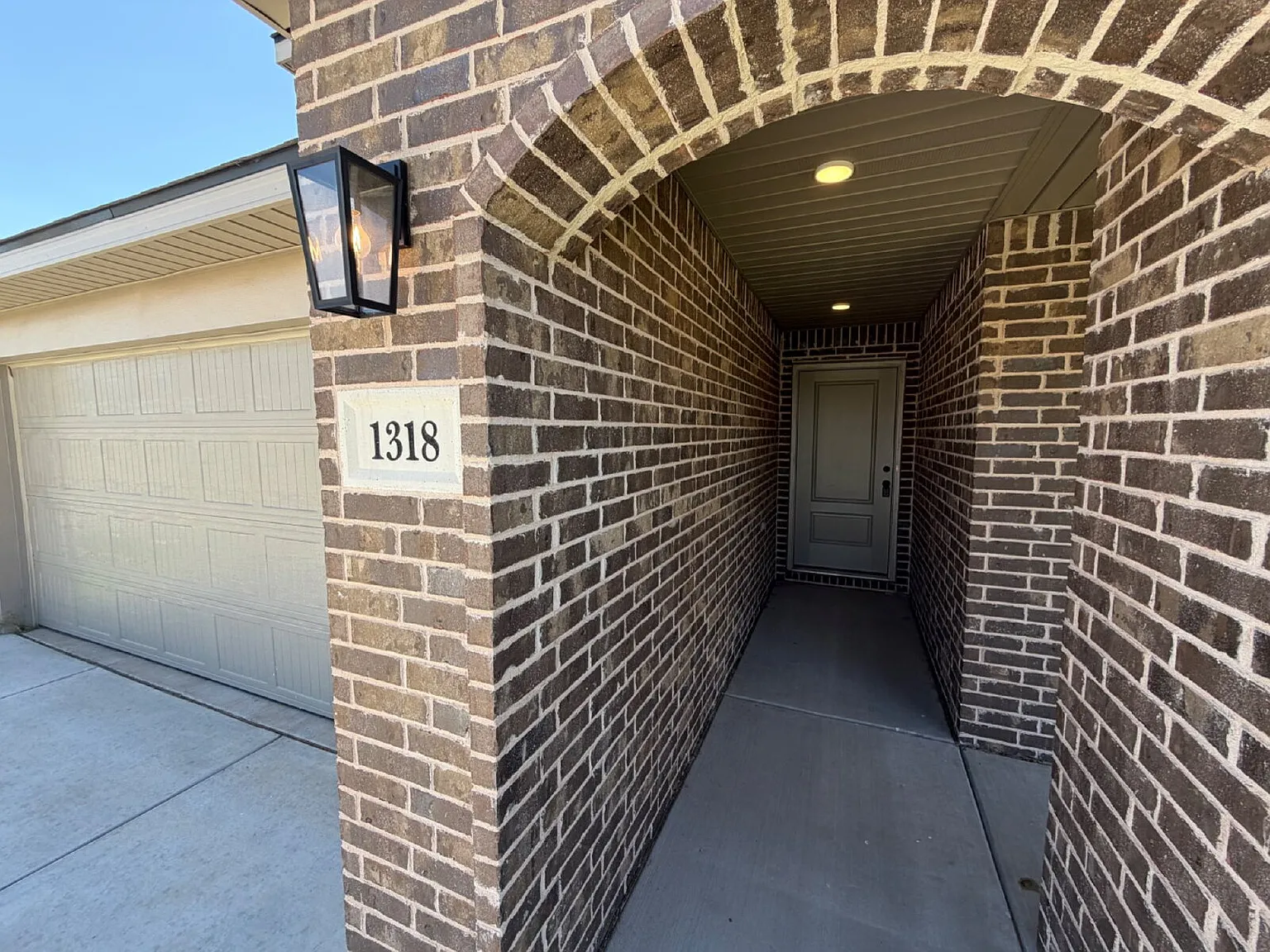 4 bed, 2.0 bath, 1600 sqft, $1,950 — Photo 3