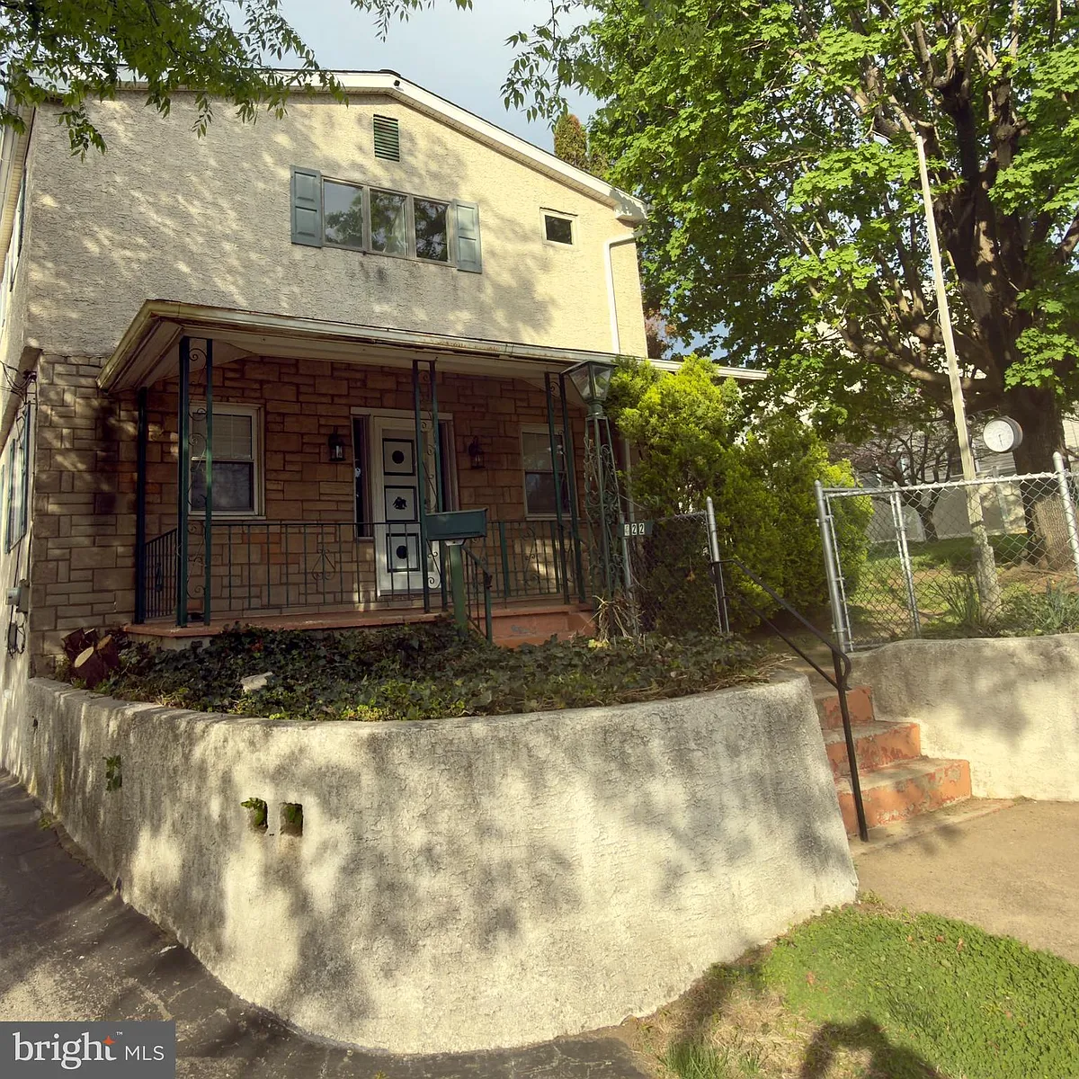 Building Photo - 422 W 6th Ave