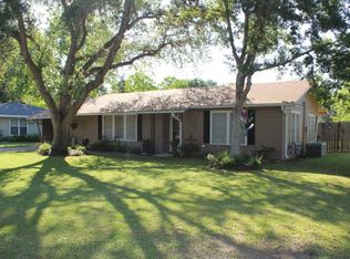 304 Louise St, Edna, TX 77957