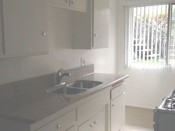 4th image of 3723 Clarington Ave APT 03