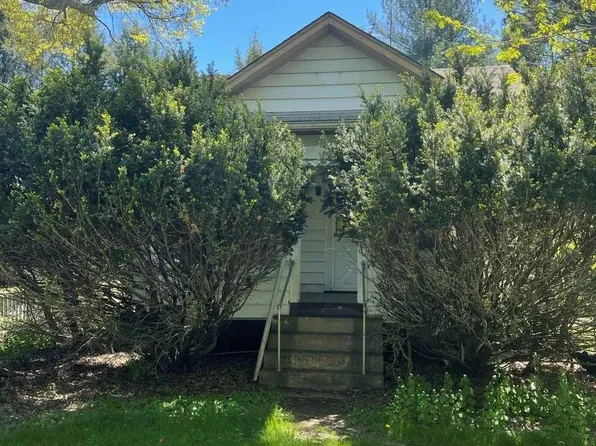 42 Harvey St, Closter, NJ 07624