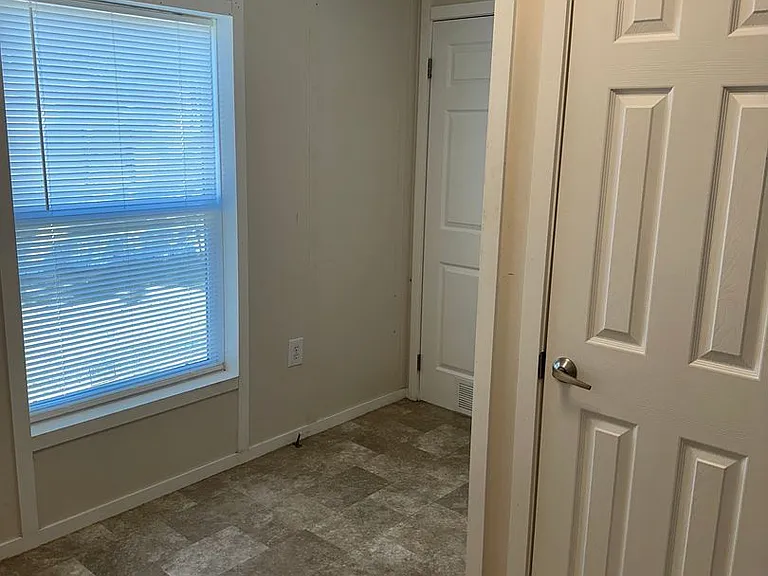 2501 S Broadway Ave — Photo 46