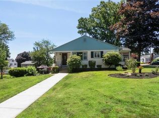 16 Oak Hill Dr, Cumberland, RI 02864