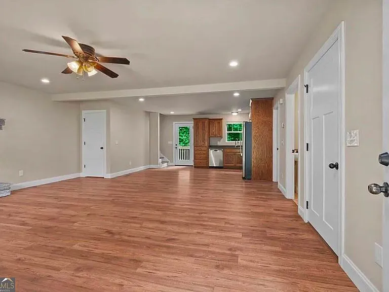 154 Brooks Dr — Photo 2