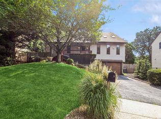 23 Cranbrook Ct, Centerport, NY 11721