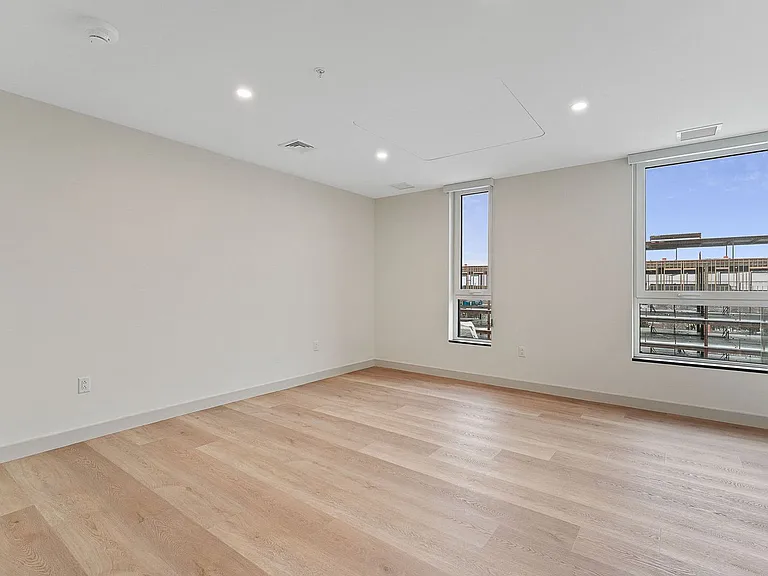 Bank Street Apartments at Burlington Square — Photo 8