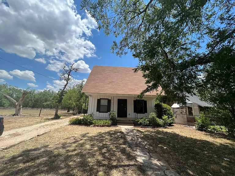 361 College Dr — Photo 2